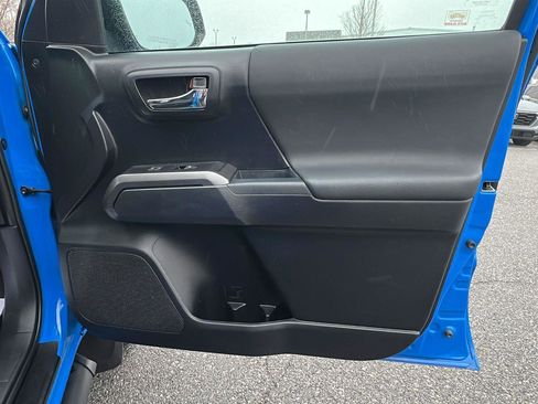 Used 2020 Toyota Tacoma TRD Sport image 12