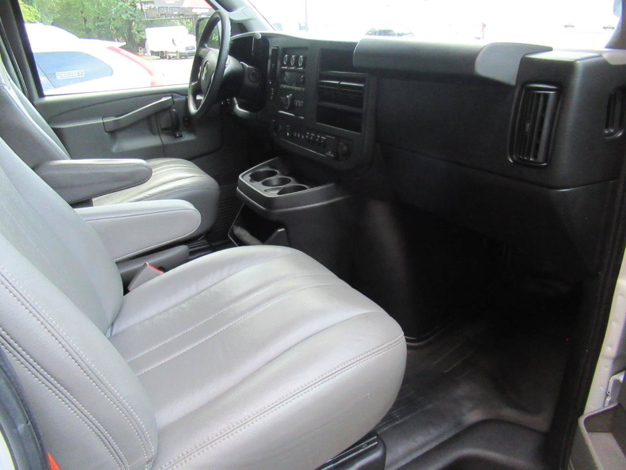 Used 2017 Chevrolet Express 2500 RWD image 9