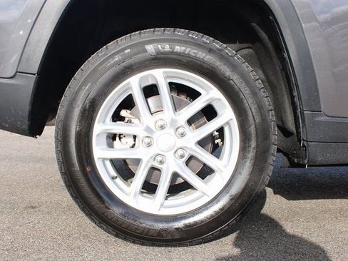 Used 2024 Jeep Grand Cherokee Laredo image 37