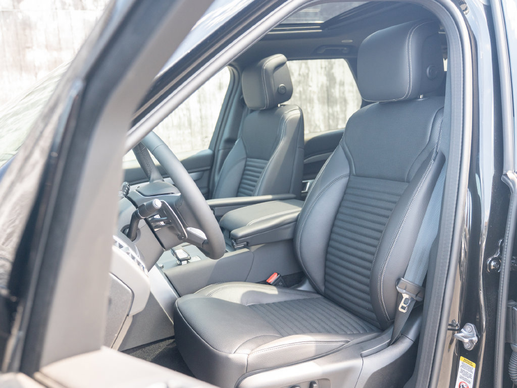 New 2026 Land Rover Discovery Limited Edition AWD/4WD image 18