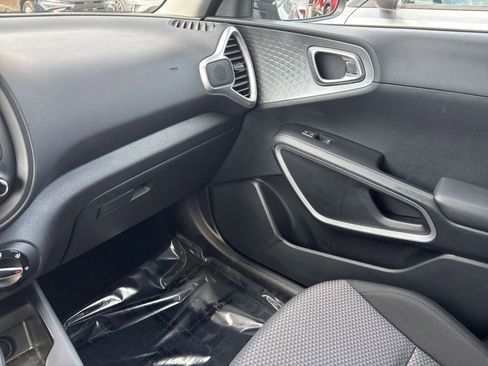 Used 2025 Kia Soul LX w/ LX Technology Package FWD image 33
