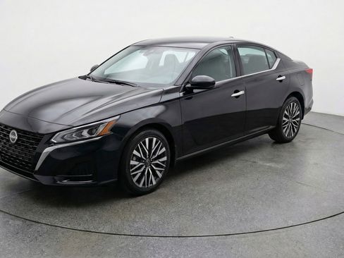 Used 2025 Nissan Altima 2.5 SV FWD image 3