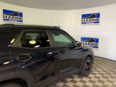 Used 2021 Chevrolet TrailBlazer LT w/ Sun and Liftgate Package FWD image 2