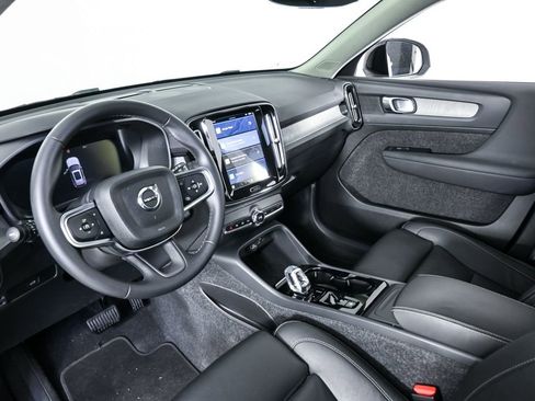 Certified 2025 Volvo XC40 B5 Plus image 6