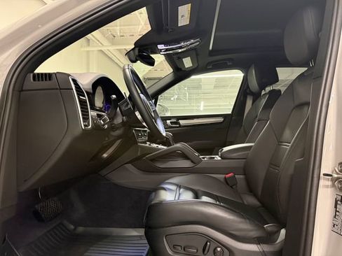 Used 2023 Porsche Cayenne Platinum Edition AWD/4WD image 5