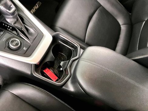 Used 2021 Toyota RAV4 XLE Premium image 18