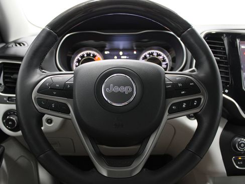 Used 2019 Jeep Cherokee Overland w/ Technology Group AWD/4WD image 30