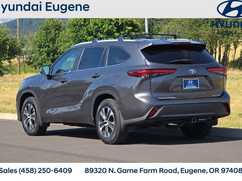 Used 2023 Toyota Highlander XLE AWD/4WD image 6