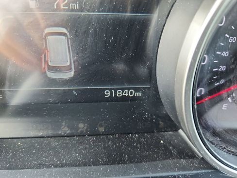 Used 2023 Kia Carnival LX image 30