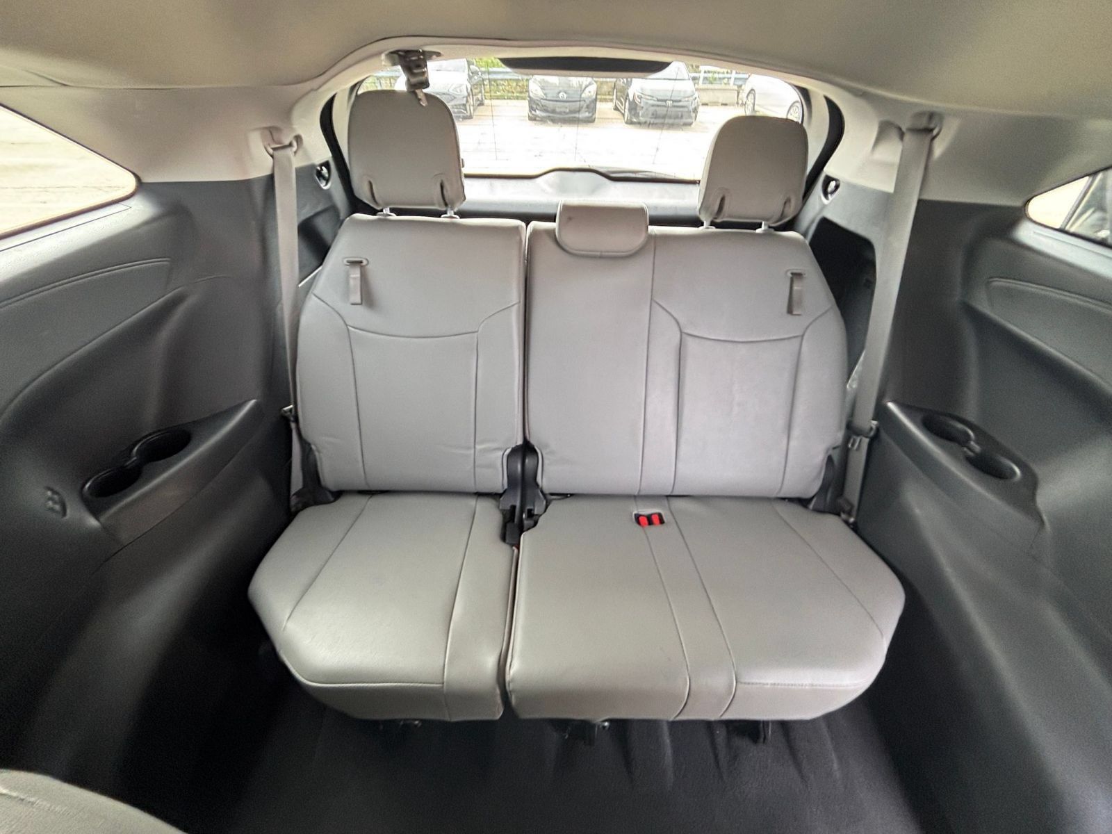 Used 2025 Toyota Sienna XLE FWD image 30