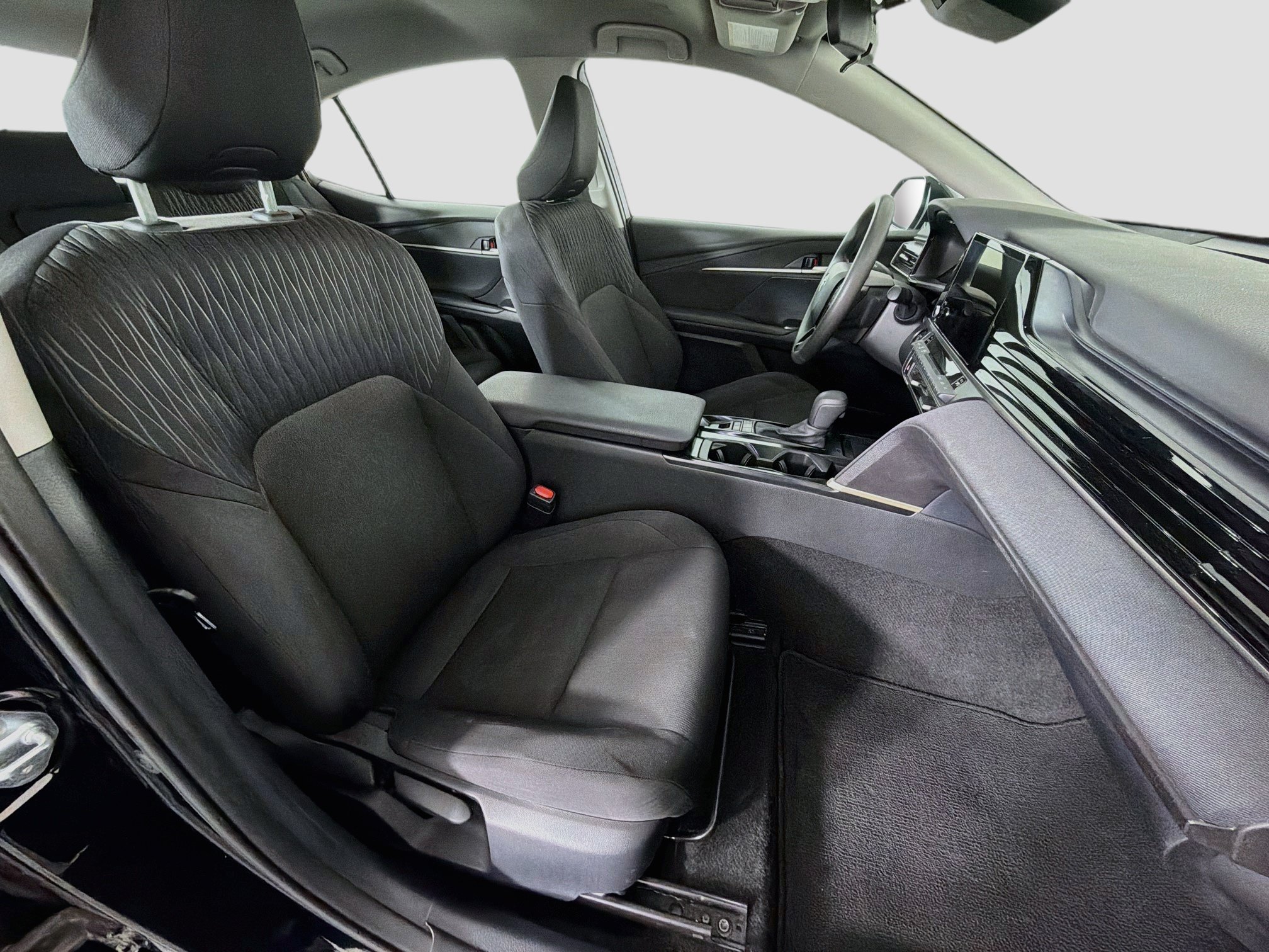 Used 2025 Toyota Camry LE FWD image 30
