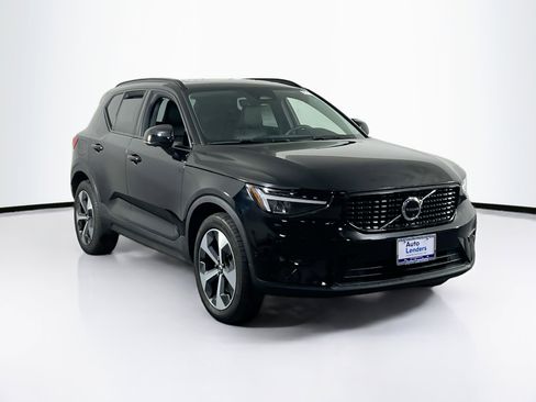 Used 2023 Volvo XC40 B5 Plus w/ Driver Assist Package image 3
