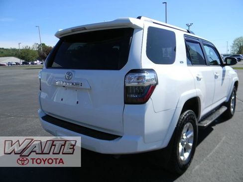 Used 2022 Toyota 4Runner SR5 Premium w/ Moonroof Package AWD/4WD image 2