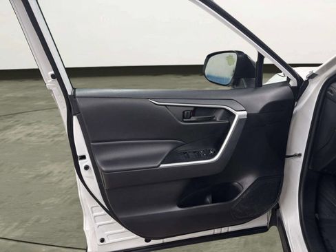 Used 2021 Toyota RAV4 LE FWD image 12