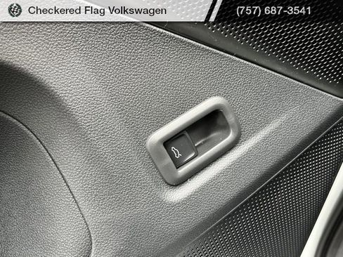 New 2025 Volkswagen Tiguan SE image 28