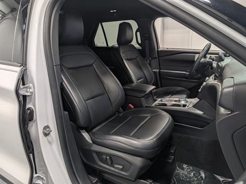 Used 2020 Ford Explorer XLT w/ Equipment Group 202A AWD/4WD image 32
