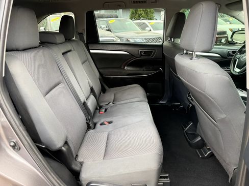 Used 2019 Toyota Highlander LE AWD/4WD image 19