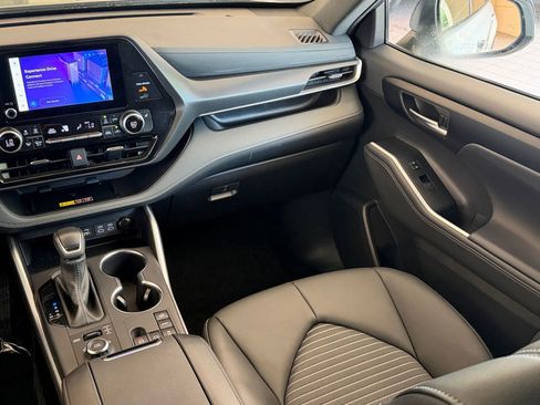 Used 2025 Toyota Highlander XSE AWD/4WD image 38
