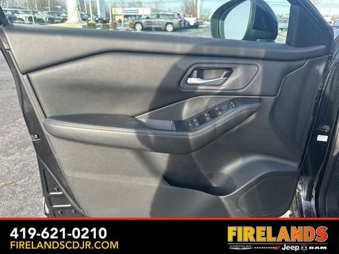 Used 2024 Nissan Rogue SV image 23