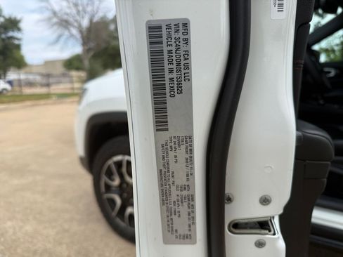 Used 2025 Jeep Compass Trailhawk AWD/4WD image 29