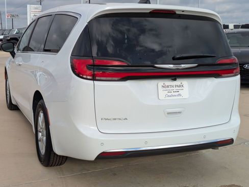 New 2026 Chrysler Pacifica Select image 5