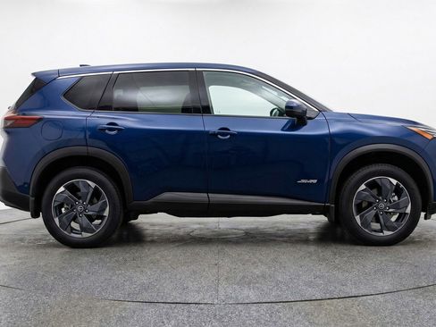 Used 2025 Nissan Rogue SV image 11