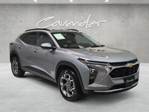 Used 2025 Chevrolet Trax LT w/ Driver Confidence Package image 2