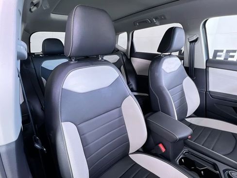 Used 2025 Volkswagen Taos SEL image 25