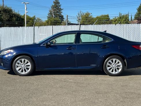 Used 2014 Lexus ES 300h w/ Premium Package w/Bamboo Trim FWD image 2