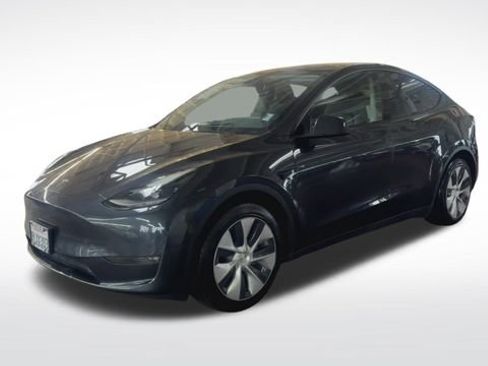 Used 2024 Tesla Model Y Long Range AWD/4WD image 3