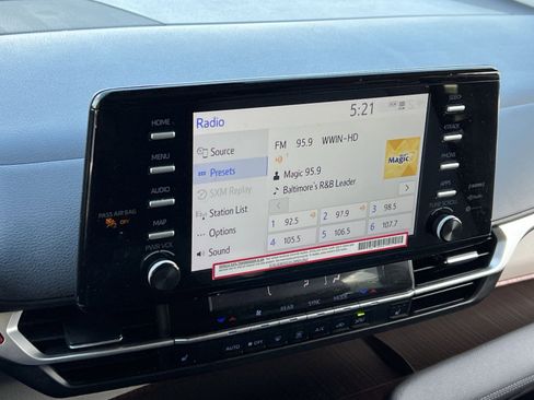 Used 2024 Toyota Sienna XLE FWD image 16