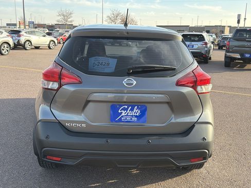 Used 2020 Nissan Kicks S image 11