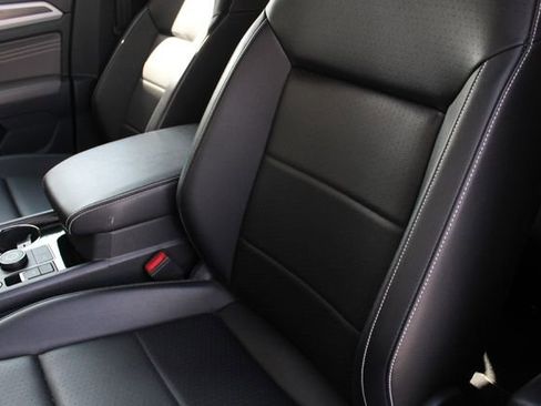 Used 2023 Volkswagen Atlas SE w/ Black Wheel Package image 5