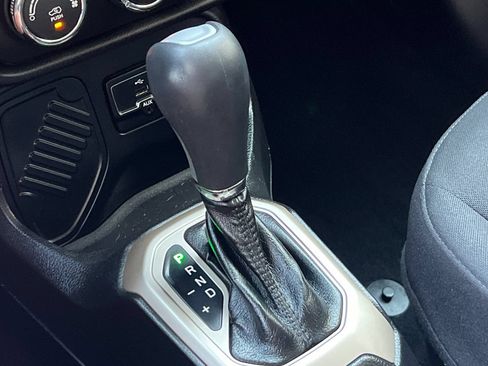 Used 2015 Jeep Renegade Latitude FWD image 26