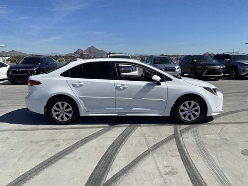 Used 2025 Toyota Corolla LE image 3