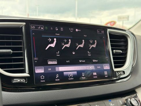 Used 2024 Chrysler Pacifica Touring-L FWD image 37