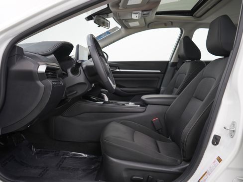 Used 2023 Nissan Altima 2.5 SV w/ SV Premium Package image 17