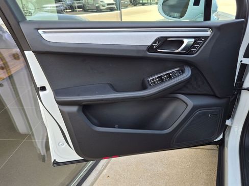 Certified 2026 Porsche Macan AWD/4WD image 13
