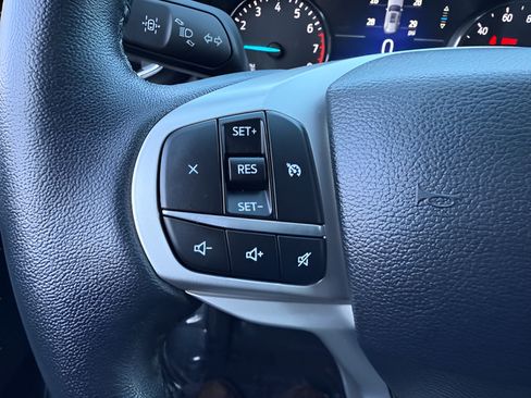 Used 2022 Ford Explorer XLT w/ Equipment Group 202A AWD/4WD image 17