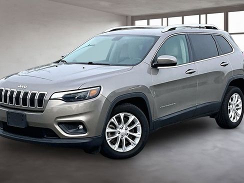 Used 2019 Jeep Cherokee Latitude w/ Popular Appearance Group FWD image 2