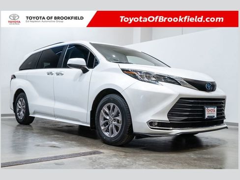 Used 2022 Toyota Sienna XLE image 1