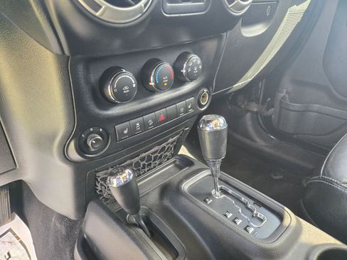 Used 2015 Jeep Wrangler Unlimited Rubicon image 7