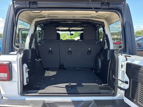 Used 2021 Jeep Wrangler Unlimited Sahara w/ Cold Weather Group AWD/4WD image 18