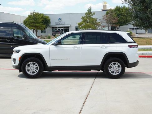Used 2025 Jeep Grand Cherokee Laredo AWD/4WD image 2