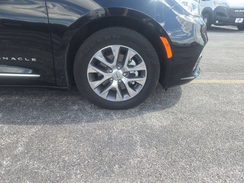 Used 2025 Chrysler Pacifica Pinnacle FWD image 8