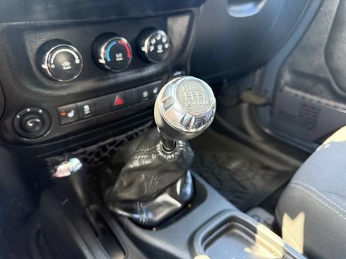 Used 2017 Jeep Wrangler Unlimited Rubicon w/ Max Tow Package AWD/4WD image 29