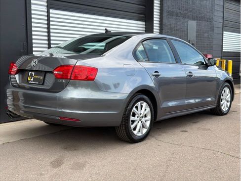 Used 2012 Volkswagen Jetta SE FWD image 3