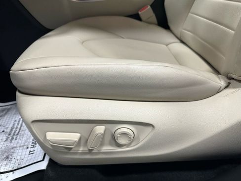 Used 2025 Toyota Highlander XLE image 11