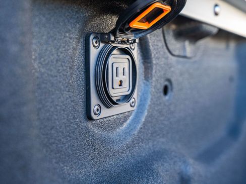 Used 2024 Nissan Titan SV w/ SV Convenience Package image 16