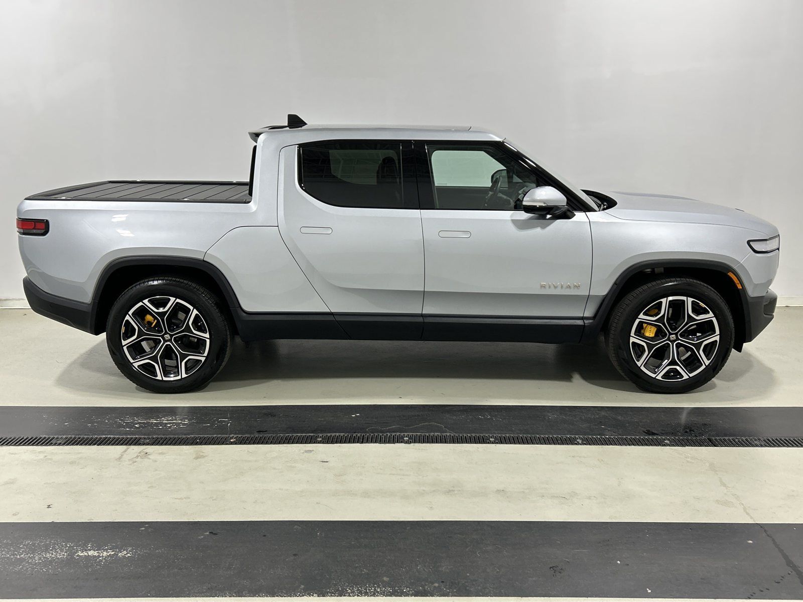 Used 2022 Rivian R1T Adventure AWD/4WD image 6
